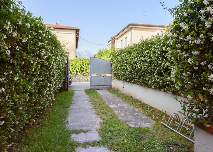 Golden Luxe - New Style In Dei Marmi Private Parking